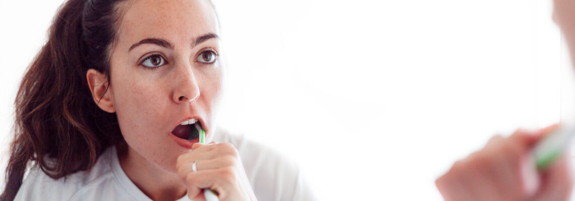 Come capire se l’alitosi proviene dallo stomaco o da un problema dentale?