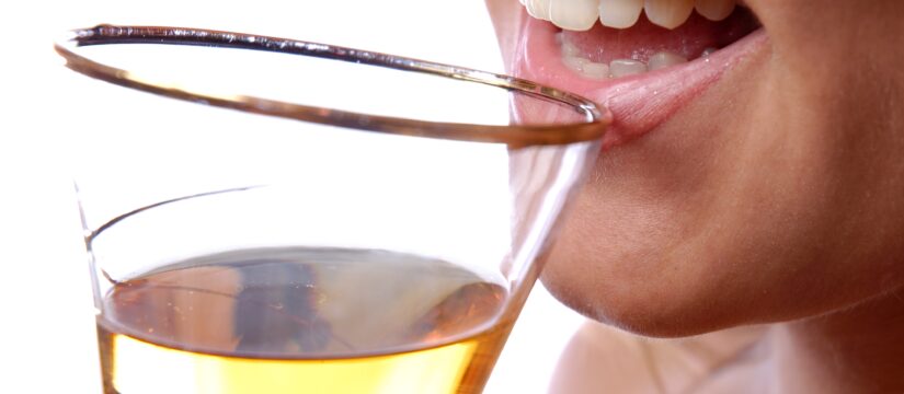 Denti e alcol: come il consumo di bevande alcoliche influisce sulla salute orale durante le feste