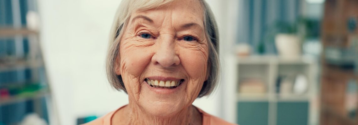 Cura dei denti negli anziani: come proteggere il sorriso con l’avanzare dell’età