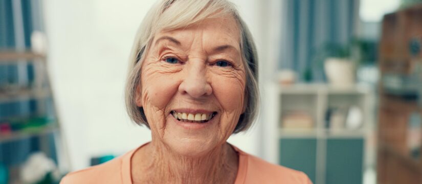 Cura dei denti negli anziani: come proteggere il sorriso con l’avanzare dell’età